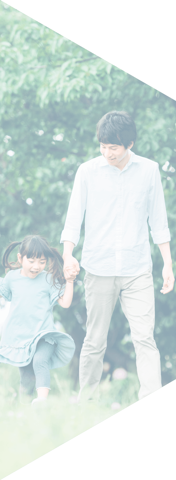 公園で遊ぶ親子