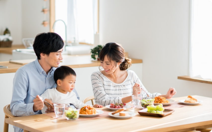 リビングでくつろぐ家族