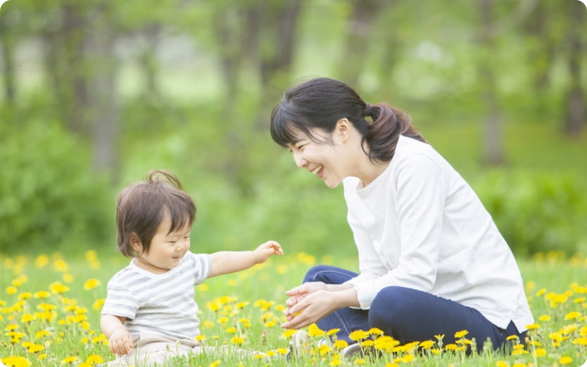 公園で遊ぶ親子