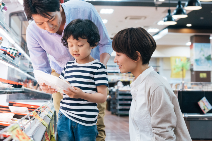 スーパーで買い物をする家族