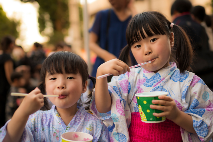 地域のイベントを楽しむ人々