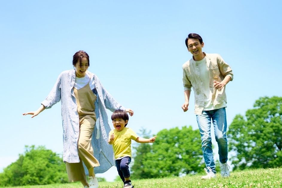 公園で遊ぶ家族
