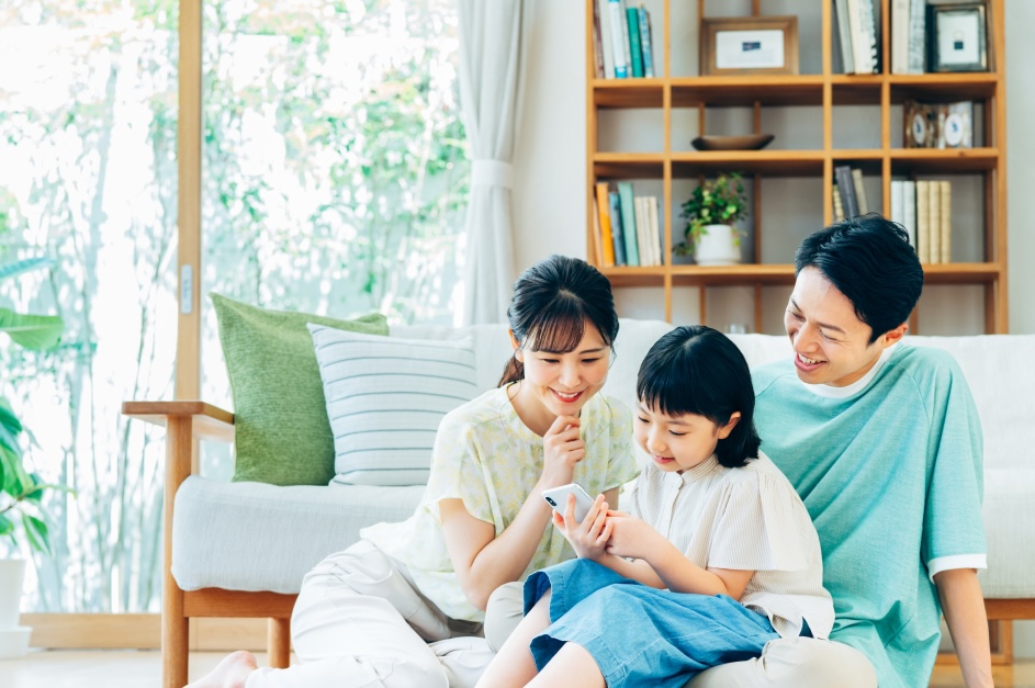 家でくつろぐ家族