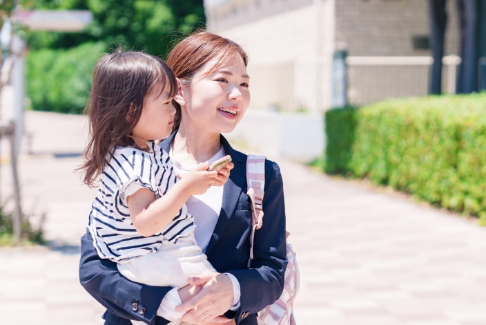 子どもを抱っこする母親