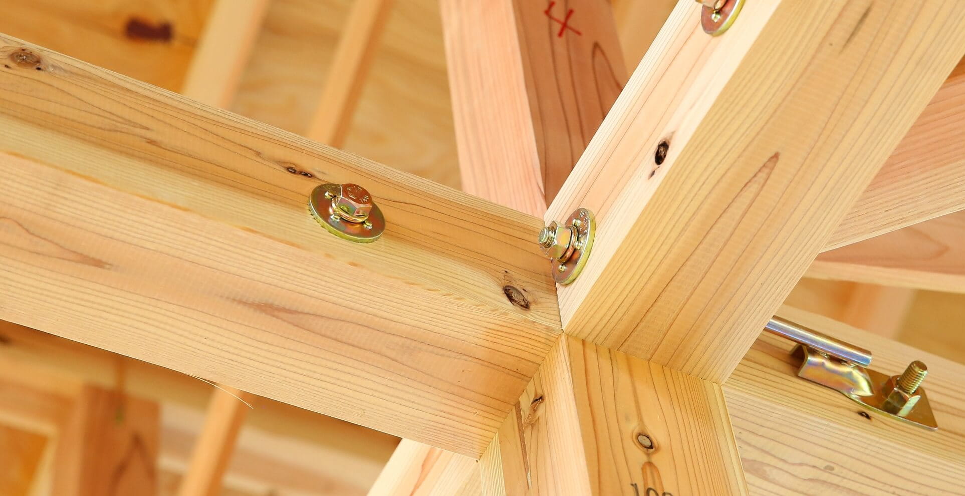 建築資材の木材が組み合わさって固定されている様子